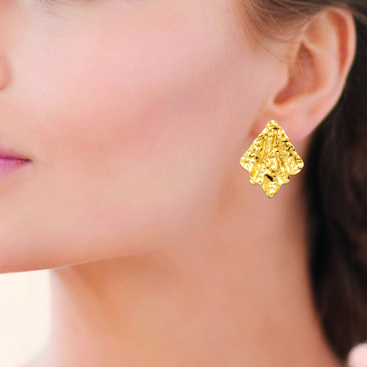 Boucles d’oreilles puces éventail froissé en acier PVD doré