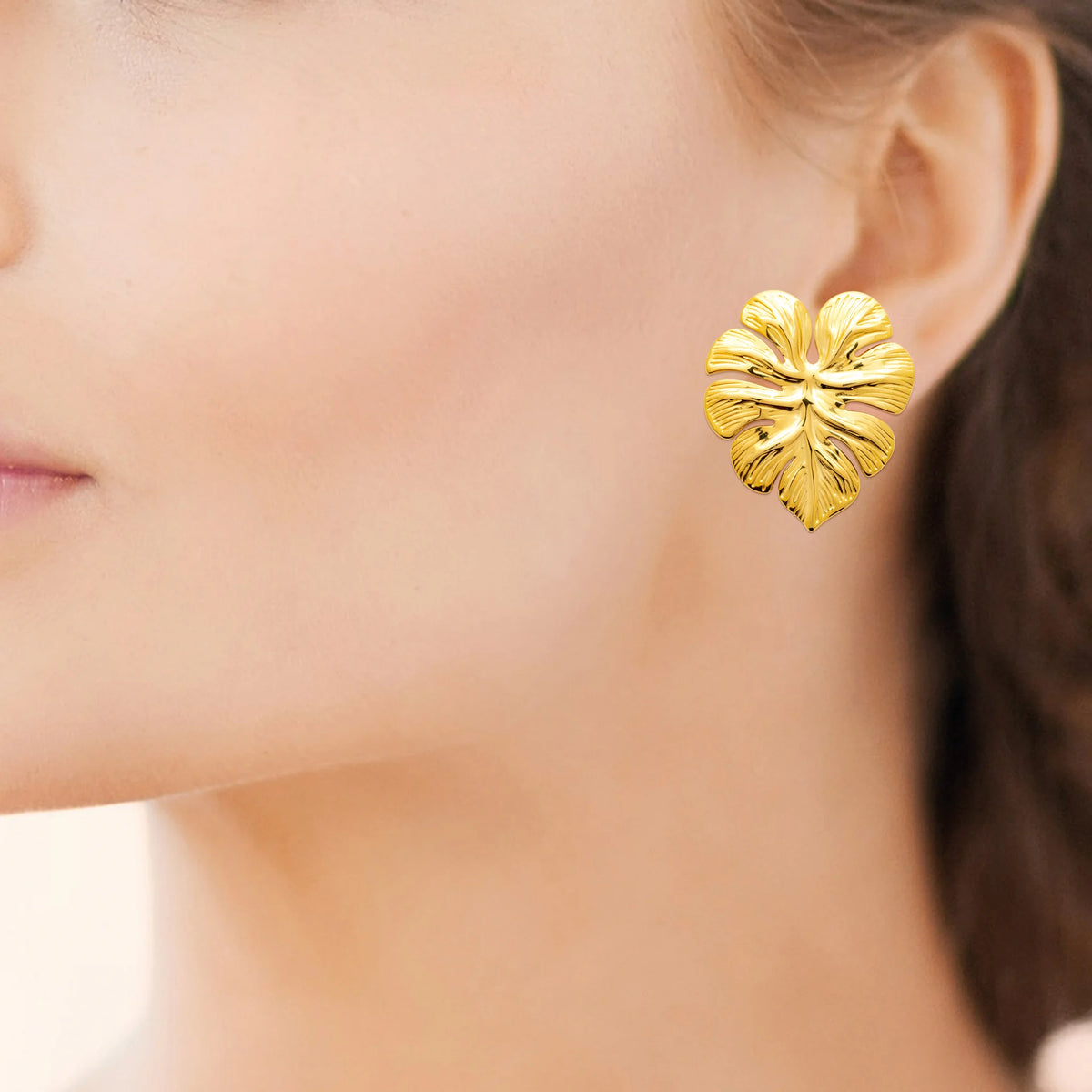Boucles d’oreilles puces feuille de monstera bombée en acier PVD doré