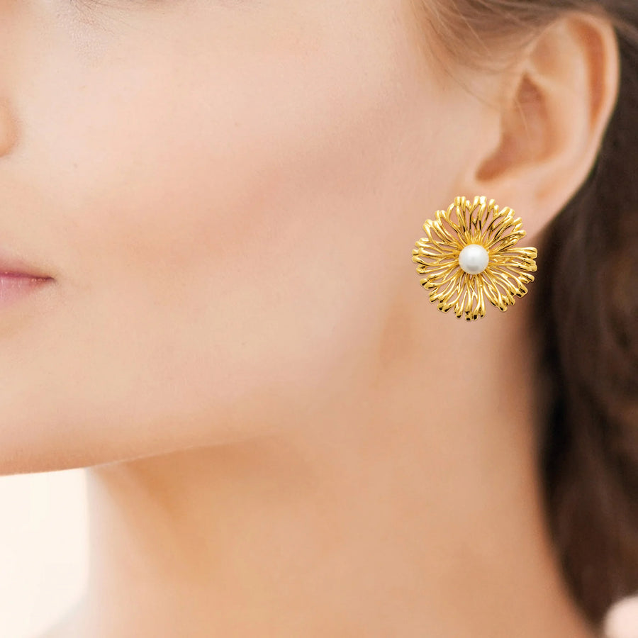 Boucles d’oreilles puces fleur de pétales striés et perle en acier PVD doré, portées à l’oreille