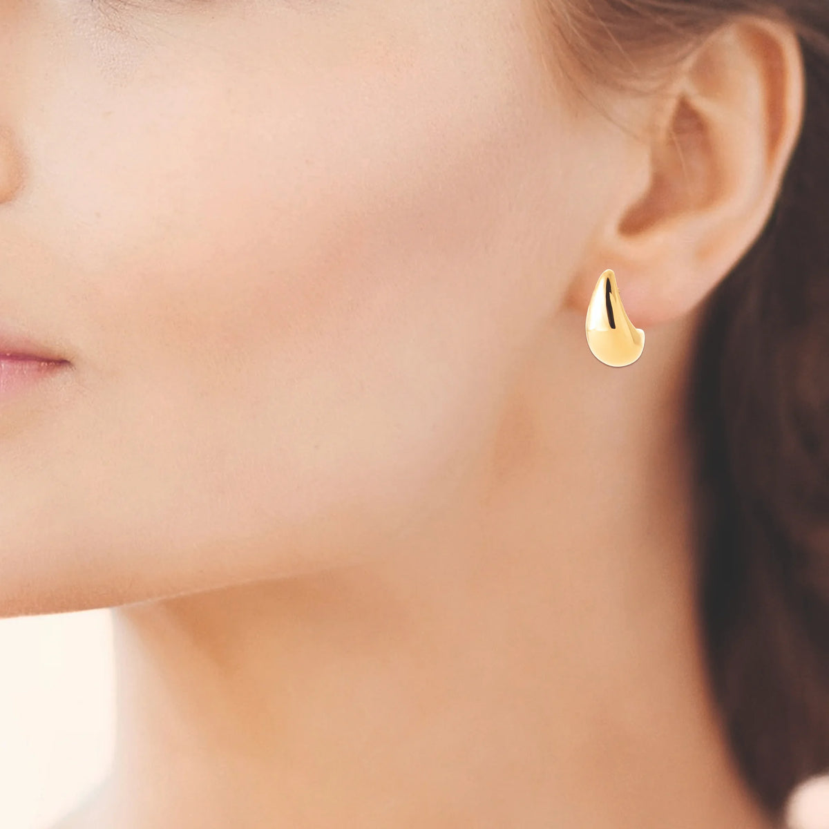 Boucles d’oreilles puces goutte bombée 20 mm en plaqué or, vue portée