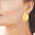 Boucles d’oreilles puces goutte sculptée en acier PVD doré