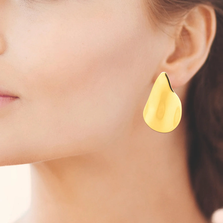 Boucles d’oreilles puces goutte sculptée en acier PVD doré, portées à l’oreille