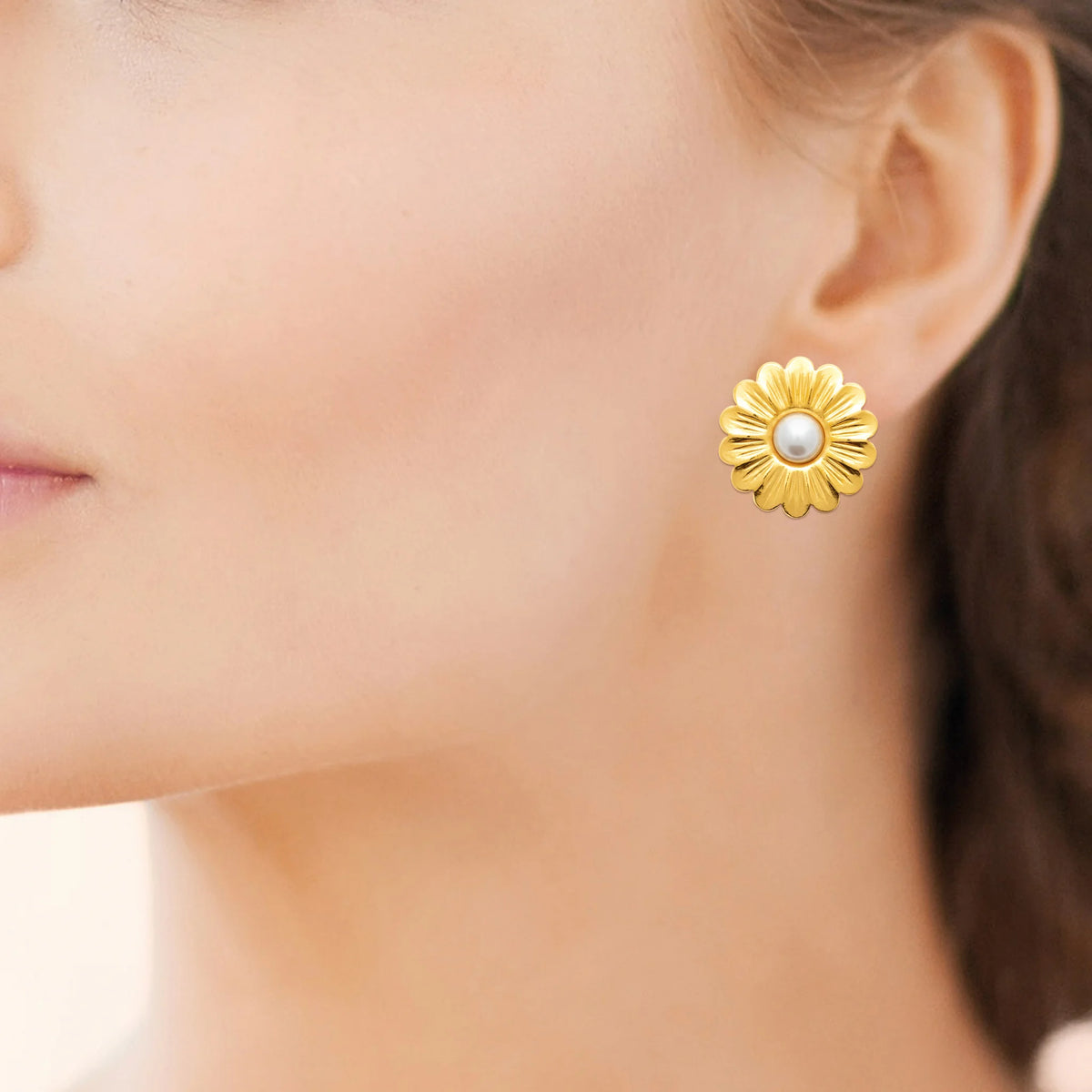 Boucles d’oreilles puces marguerite et perle d’imitation en acier PVD doré