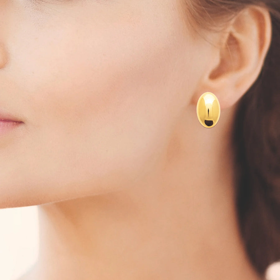 Boucles d’oreilles puces ovale bombé en acier PVD doré, portées à l’oreille