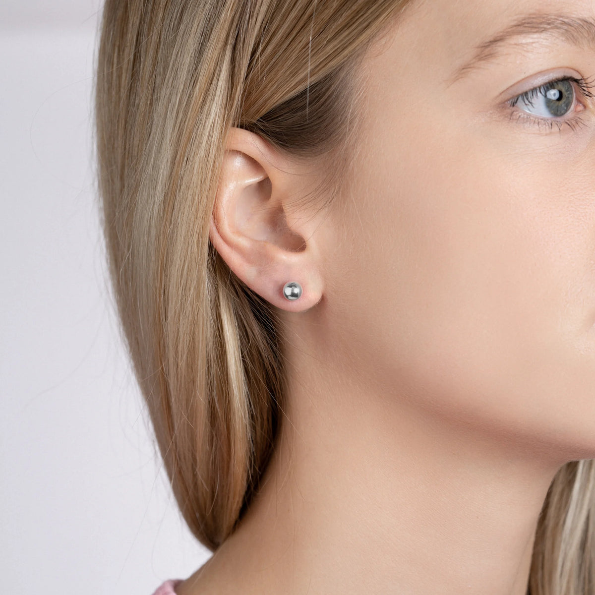 Boucles d’oreilles puces petites boules en argent 925 rhodié, portées