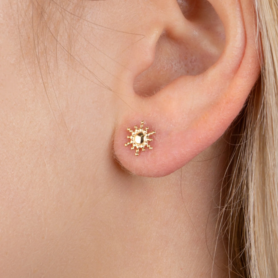 Boucles d’oreilles puces soleil rayons granulés en plaqué or, portées à l’oreille