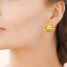 Boucles d’oreilles puces soleil à visage ciselé en acier PVD doré