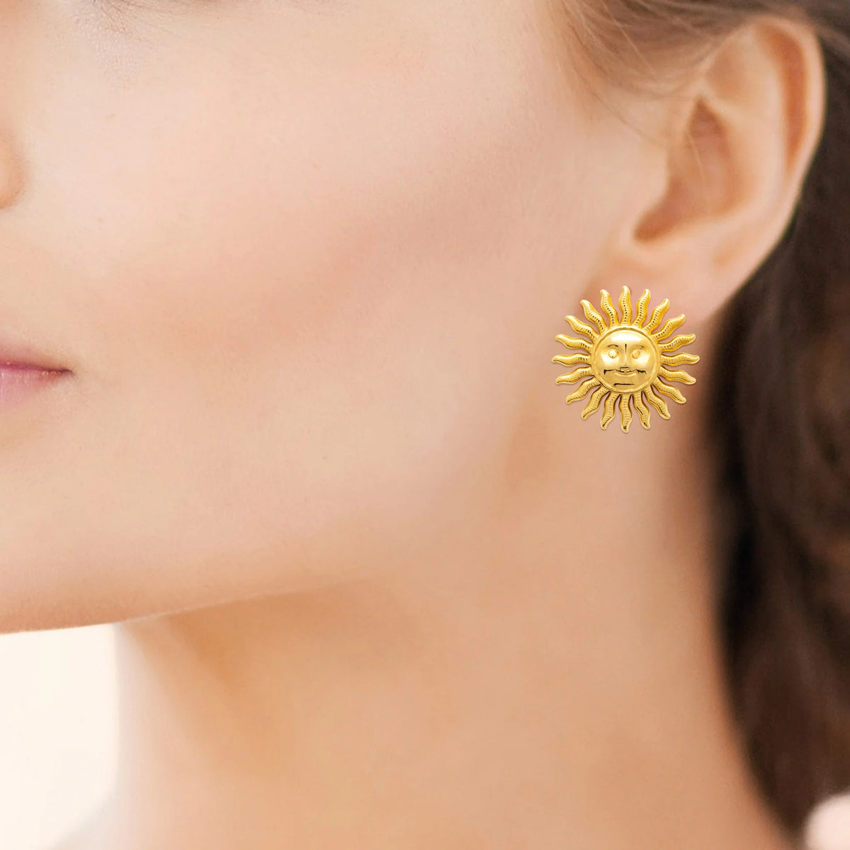 Boucles d’oreilles puces soleil à visage ciselé en acier PVD doré