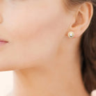 Boucles d’oreilles puces solitaire entouré d’un halo de zircons en plaqué or