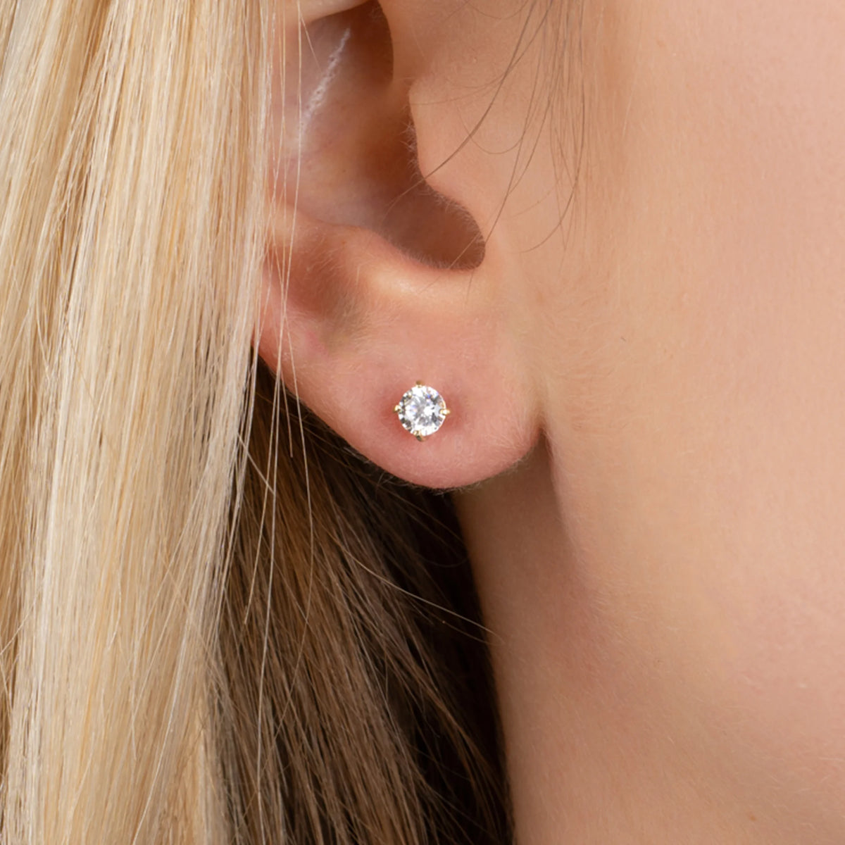Boucles d’oreilles puces solitaire zircon quatre griffes en plaqué or
