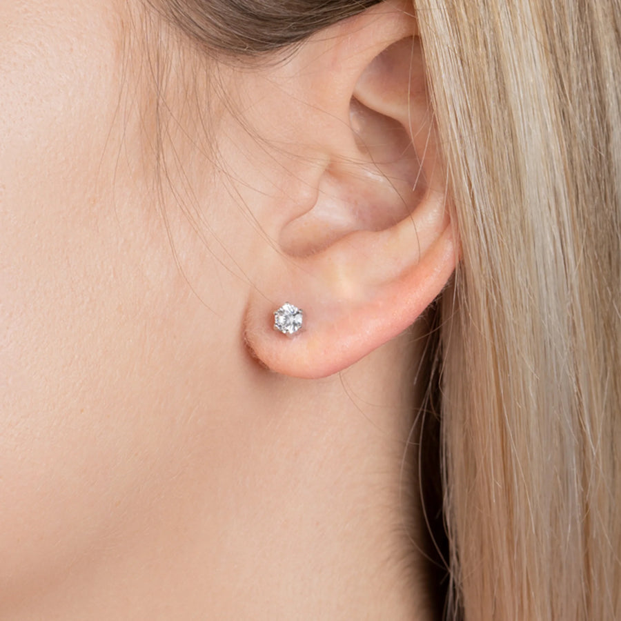 Boucles d’oreilles puces solitaire zircon six griffes grand modèle en argent 925, portées à l’oreille