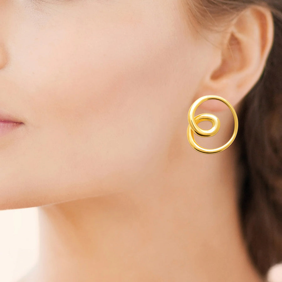 Boucles d’oreilles puces spirale de fil double en acier PVD doré, portées à l’oreille