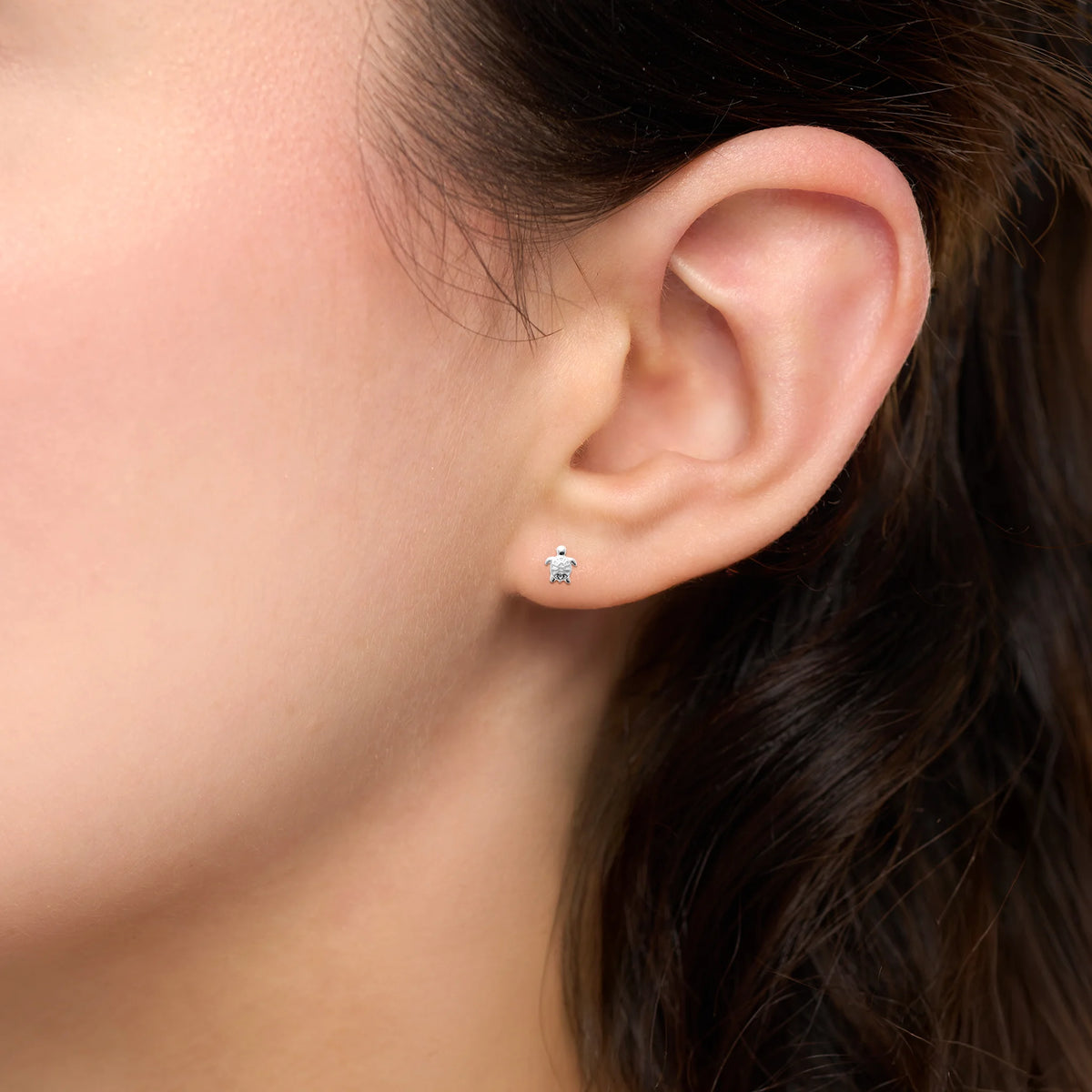 Boucles d’oreilles puces tortue ciselée enfant en argent 925 rhodié