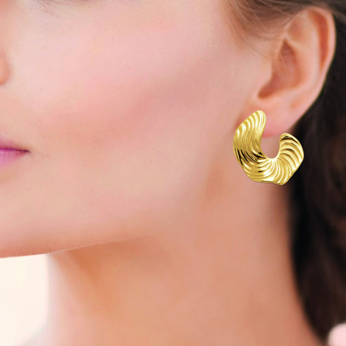 Boucles d’oreilles puces vague striée en acier PVD doré