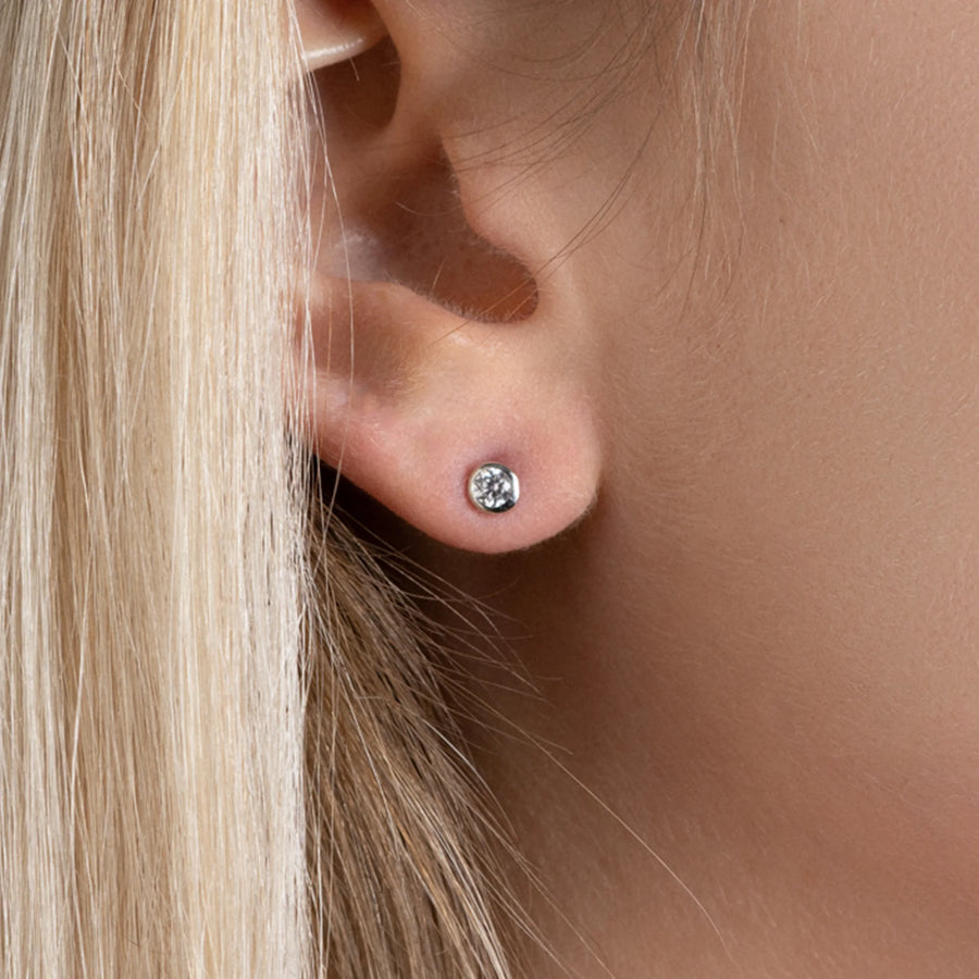 Boucles d’oreilles puces zircon serti clos en argent 925, portées à l’oreille