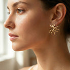 Boucles d'Oreilles Solaire aux Rayons Ondoyants – Finition PVD Or Brillant