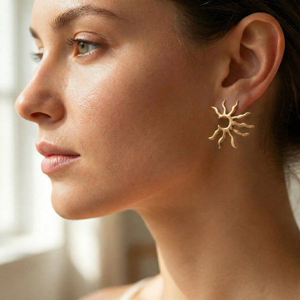 Boucles d’Oreilles Solaire aux Rayons Ondoyants – Finition PVD Or Brillant