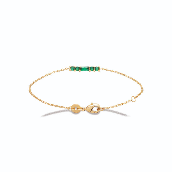 Bracelet barrette de pierres vertes en plaqué or, vue d’ensemble sur fond blanc