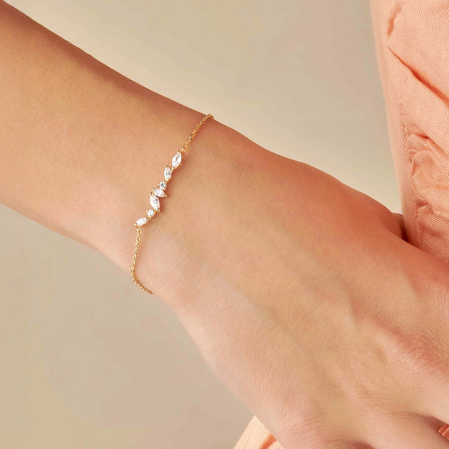 Bracelet branche de navettes en plaqué or et zircons, porté au poignet