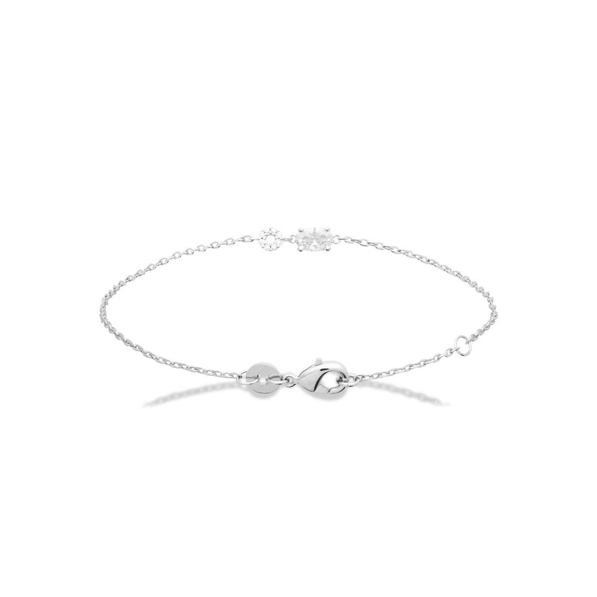 Bracelet cercle pavé et zircon ovale en argent 925, vue d’ensemble sur fond blanc