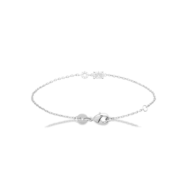 Bracelet cercle pavé et zircon ovale en argent 925, vue d’ensemble sur fond blanc