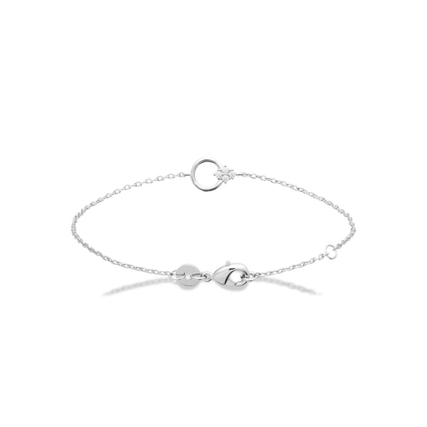 Bracelet cercle et trèfle de zircons en argent 925, vue d’ensemble sur fond blanc