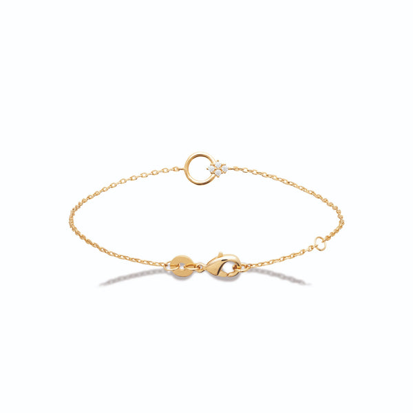 Bracelet cercle et trèfle de zircons en plaqué or, vue d’ensemble sur fond blanc