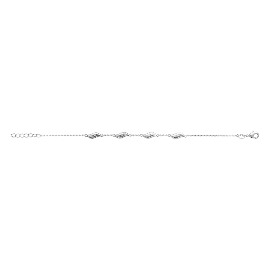 Bracelet chaîne fine à maillons ondulés striés en argent 925 rhodié, porté au poignet