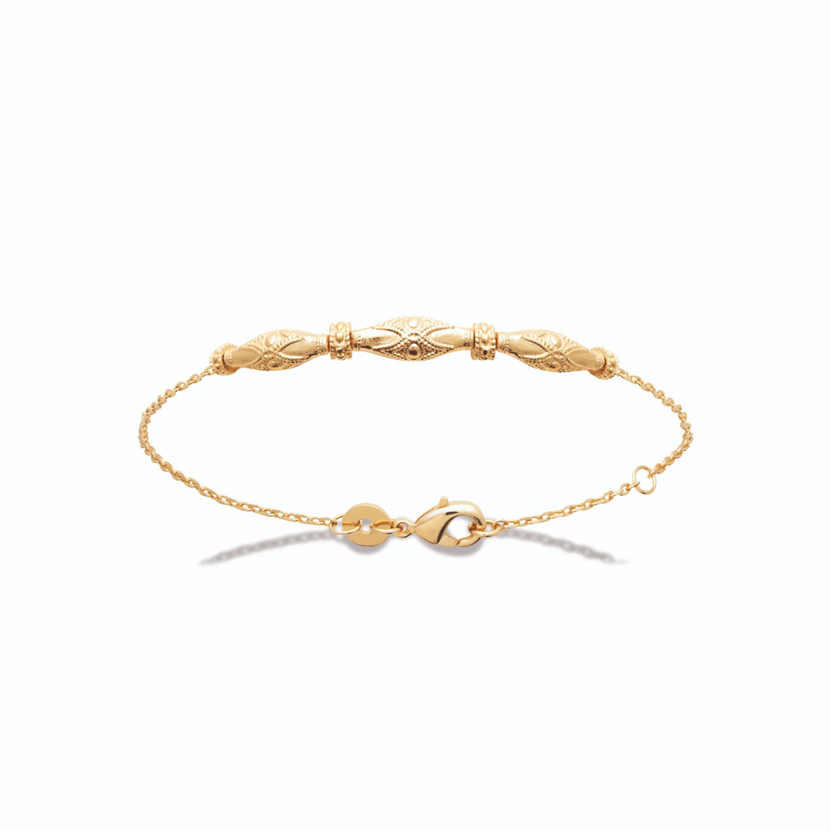 Bracelet chaîne fine navettes ciselées et anneaux striés en plaqué or