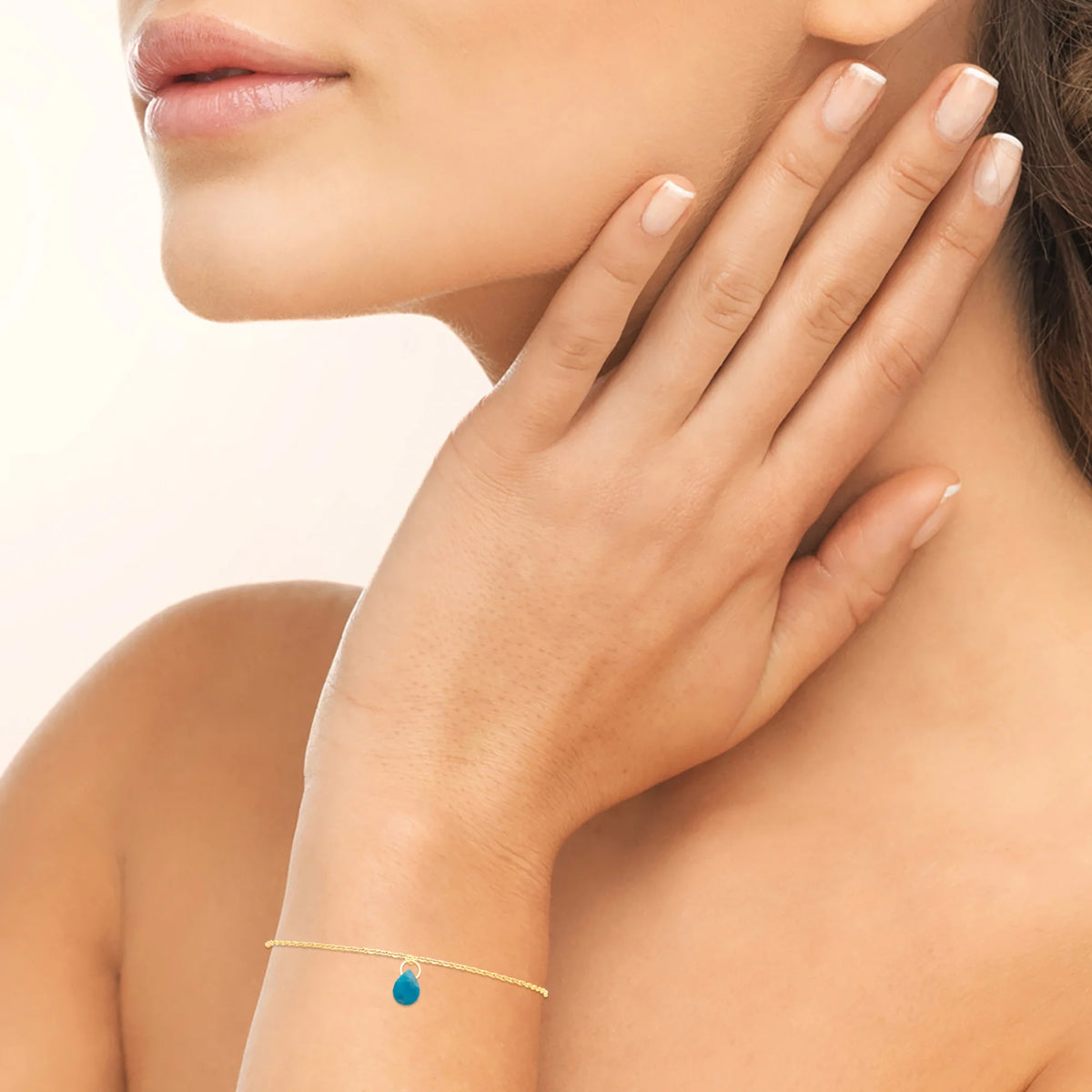 Bracelet chaîne fine pampille goutte d’apatite en plaqué or
