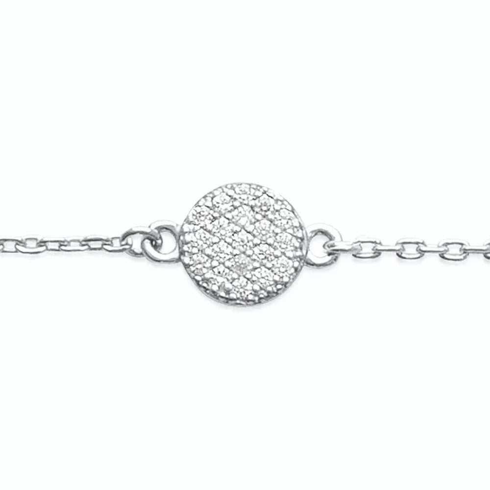 Bracelet chaîne fine et pastille pavée de zircons en argent 925, gros plan sur la pastille pavée de zircons