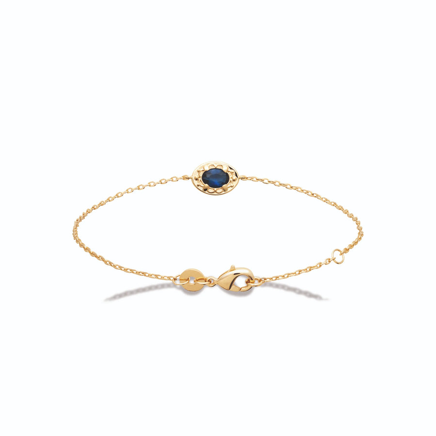 Bracelet chaîne fine pierre bleu nuit et halo de zircons en plaqué or, vue de face