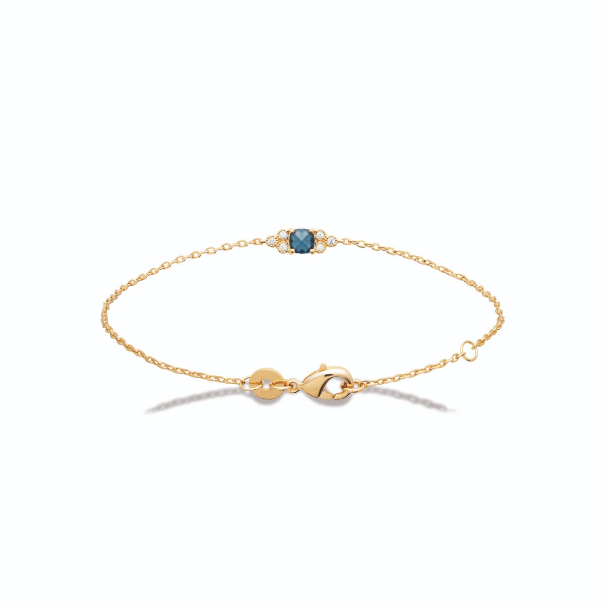 Bracelet chaîne fine pierre bleue coussin et zircons en plaqué or