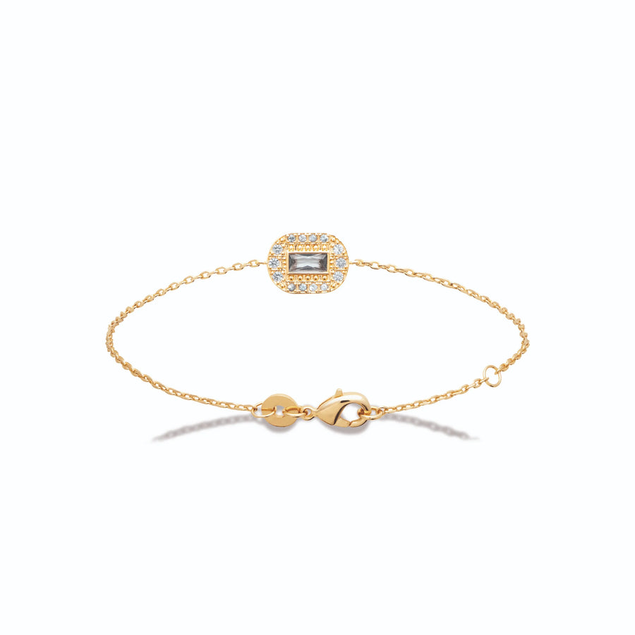 Bracelet chaîne fine pierre rectangulaire et halo de zircons en plaqué or, vue de face