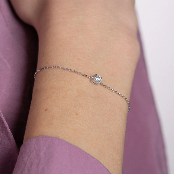Bracelet chaîne fine et solitaire zircon quatre griffes en argent 925, autre vue