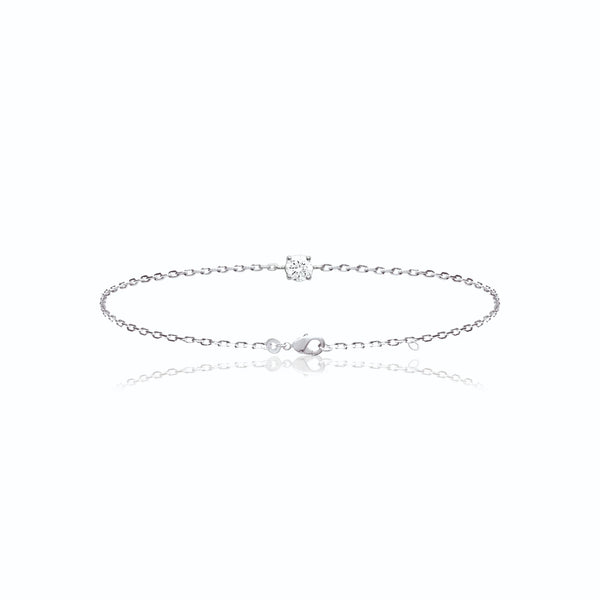 Bracelet chaîne fine et solitaire zircon quatre griffes en argent 925, vue d’ensemble sur fond blanc
