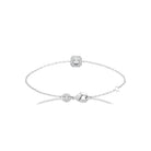 Bracelet chaîne fine et zircon dans un halo carré en argent 925, vue d’ensemble sur fond blanc