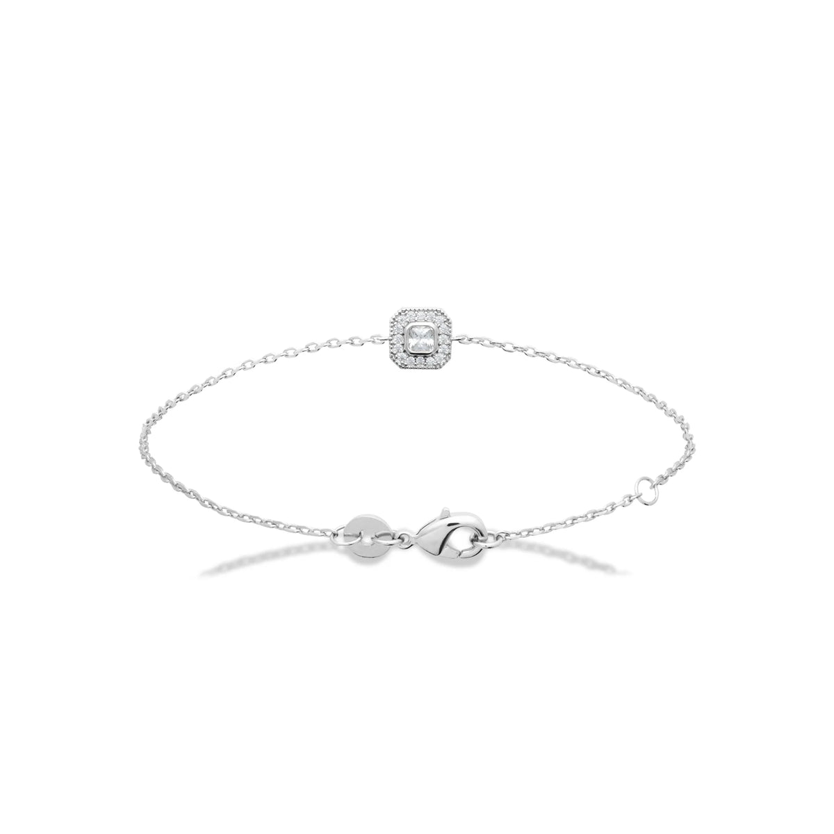 Bracelet chaîne fine et zircon dans un halo carré en argent 925, vue d’ensemble sur fond blanc