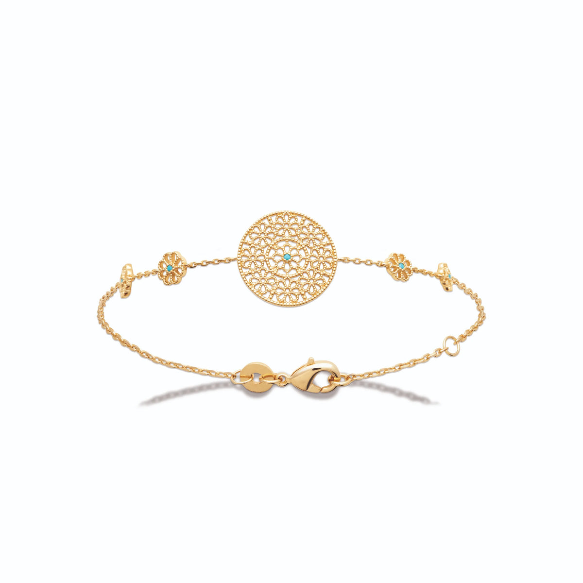Bracelet chaîne médaillon mandala ajouré et pierres bleues en plaqué or