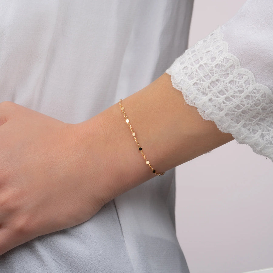 Bracelet chaîne à paillettes en plaqué or, porté au poignet