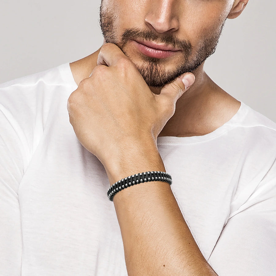Bracelet cuir noir à anneaux d’acier homme, porté au poignet