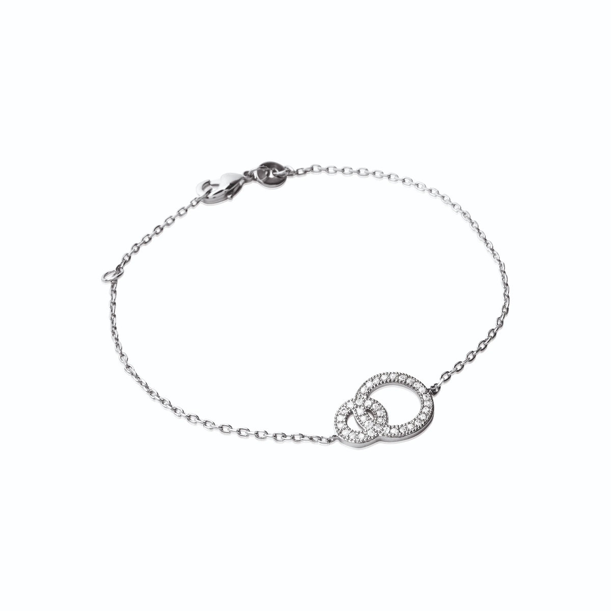 Bracelet deux anneaux entrelacés dont un pavé de zircons en argent 925, vue d’ensemble sur fond blanc