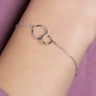Bracelet deux anneaux fins entrelacés en argent 925 rhodié, porté