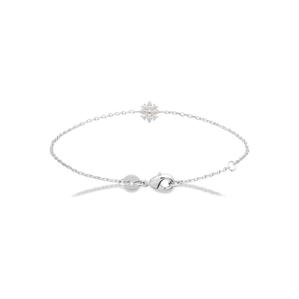 Bracelet fleur de zircons en argent 925, vue d’ensemble sur fond blanc