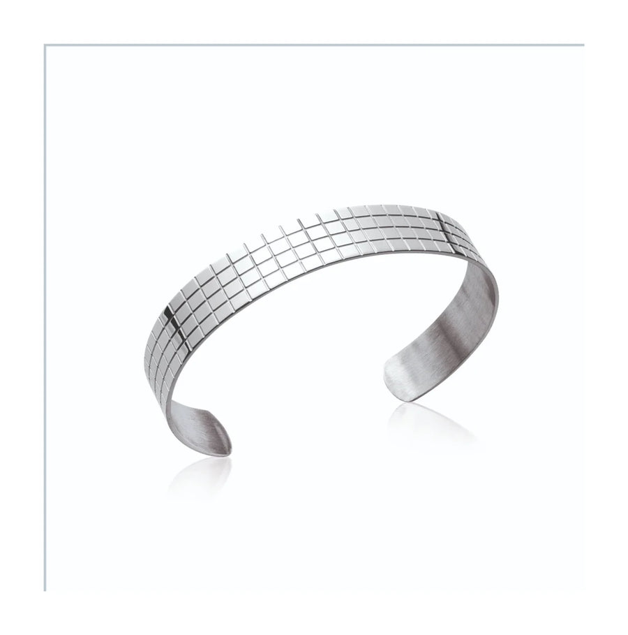 Bracelet jonc manchette quadrillée en acier, vue de face