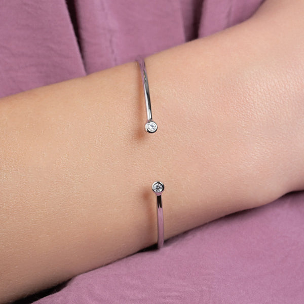 Bracelet jonc ouvert et deux zircons sertis clos en argent 925, autre vue