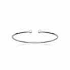Bracelet jonc ouvert et deux zircons sertis clos en argent 925, vue d’ensemble sur fond blanc