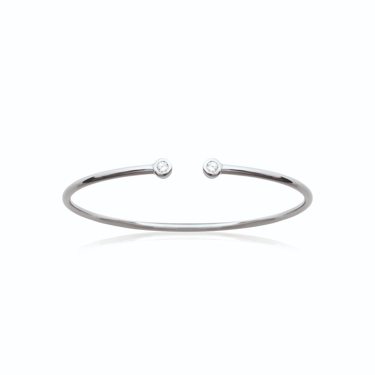 Bracelet jonc ouvert et deux zircons sertis clos en argent 925, vue d’ensemble sur fond blanc
