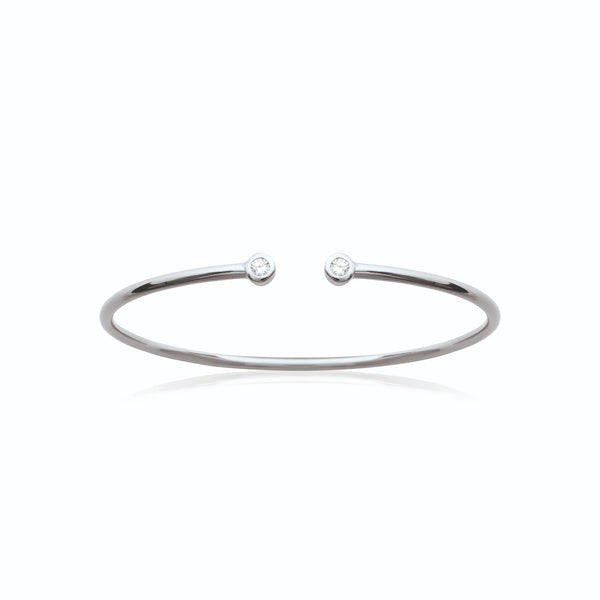 Bracelet jonc ouvert et deux zircons sertis clos en argent 925, vue d’ensemble sur fond blanc