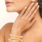 Bracelet jonc ouvert double fil à boucles en acier PVD doré